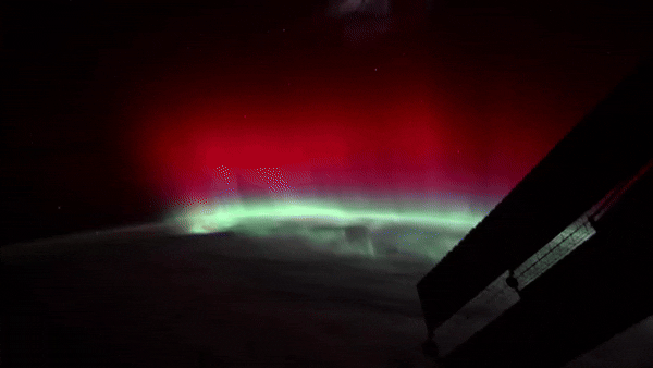 국제우주정거장에서 특별한 붉은 색 오로라를 포착해 공개했다. (영상=돈 페티트 엑스 @astro_Pettit)