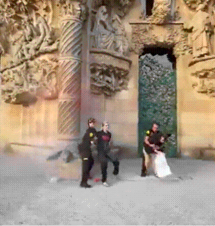 환경단체 활동가 2명이 파밀리아 성당에 빨간색 페인트를 뿌리며 시위를 벌이다 체포되고 있다. /X