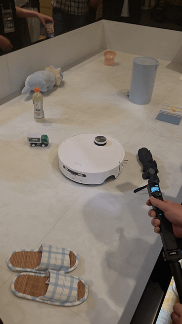 드리미 'Aqua10 Ultra Roller' 신제품이 장애물을 회피하는 모습. ⓒ임채현 기자