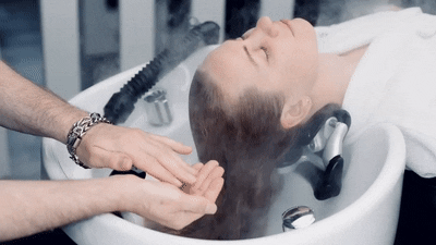 두피에 생기는 비듬, 피지를 청결하게 관리하고 두피 열을 다스려 두피를 건강하게 만드는 것은 탈모 치료에 도움이 될 수 있다. 하루 7시간 이상 숙면하고 균형 잡힌 영양소를 섭취하는 것도 기본 중의 기본. 두피 관리하는 것은 탈모의 유무와 상관없이 누구나 지켜야 할 기본적인 건강 관리에 해당한다.