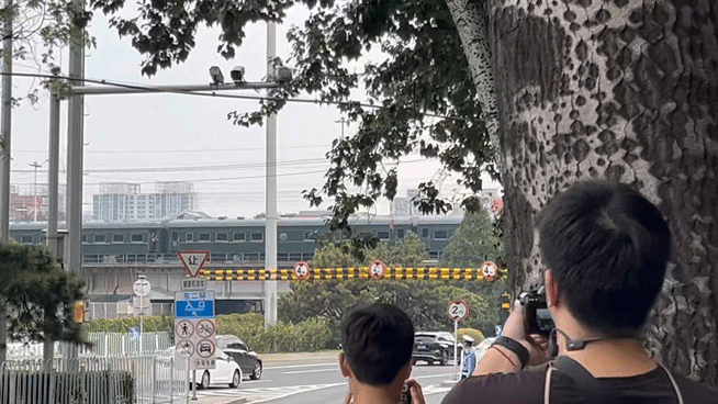 2일 오후 중국 베이징에서 김정은 북한 국무위원장이 탄 것으로 추정되는 열차가 베이징역으로 진입하고 있다. (영상=베이징특파원단 공동취재단)