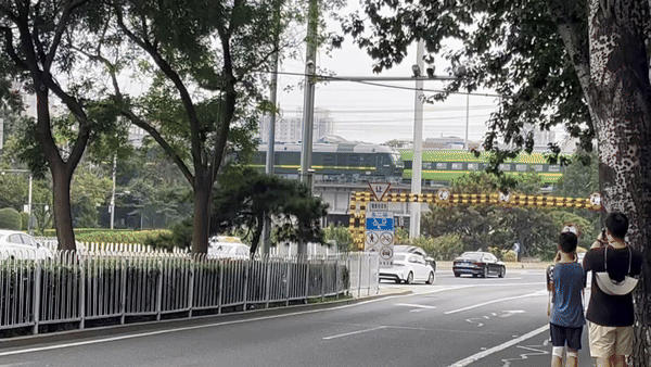 2일 김정은 북한 국무위원장 일행이 탄 것으로 추정되는 열차 ‘태양호’가 중국 베이징역으로 들어서고 있다. 베이징 공동취재단