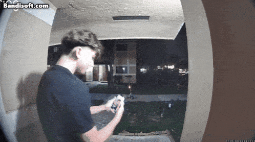 한 청소년이 틱톡에서 유행하는 도어킥킹챌린지를 찍기 위해 남의 집 현관문을 발로 차고 도망치고 있다. (사건과는 직접적 관계 없음)[틱톡 캡처]