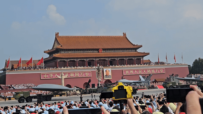 3일 오전 전승절 80주년 기념행사가 열린 중국 베이징 톈안먼 광장에서 중국군 드론과 전투기를 실은 차량이 지나가고 있다. (영상=이데일리 이명철 특파원)