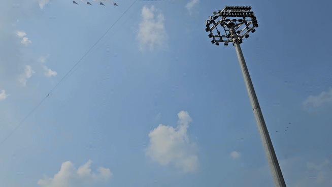 3일 오전 전승절 80주년 기념행사가 열린 중국 베이징 톈안먼 광장 하늘에서 중국군 전투기가 비행하고 있다. (영상=이데일리 이명철 특파원)