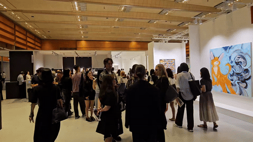 3일 서울 강남구 코엑스에서 열린 키아프·프리즈 서울을 방문한 외국인 관람객들. / 영상 = 오진영 기자