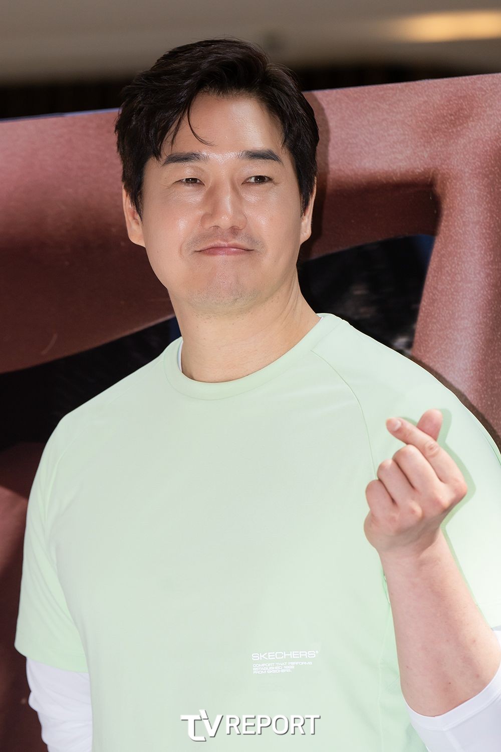 [T포토] 유지태 ‘수줍게 손가락 하트’