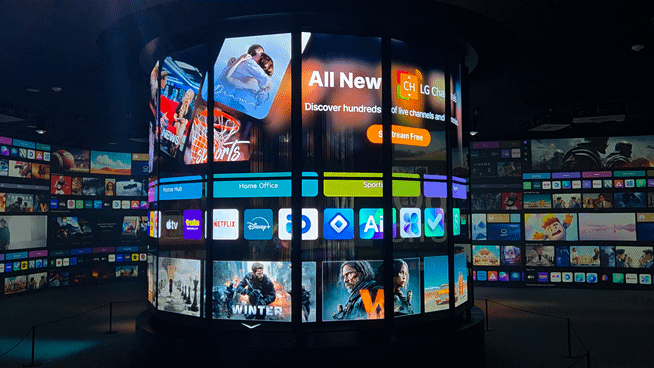 LG전자 베스트샵 강남본점을 전면 리뉴얼해 만든 LG전자 플래그십 D5 매장 내부 '비전홀' 전경. 비전홀에서는 투명 OLED를 활용한 조형물로 LG전자의 비전과 바다, 은하수, 스테인드글라스 등 미디어 아트를 선보인다.ⓒ임채현 기자