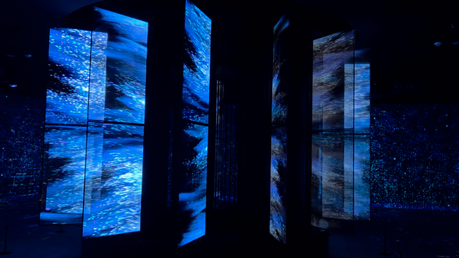 LG전자 베스트샵 강남본점을 전면 리뉴얼해 만든 LG전자 플래그십 D5 매장 내부 '비전홀' 전경. 비전홀에서는 투명 OLED를 활용한 조형물로 LG전자의 비전과 바다, 은하수, 스테인드글라스 등 미디어 아트를 선보인다.ⓒ임채현 기자ⓒ