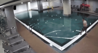 러시아 하바롭스크에 브로스코 볼나 워터파크의 직원이 지난달 26일 오후 11시 워터파크 영업 종료 이후 11세 아들과 함께 수영장에서 다이빙을 즐기고 있다. 엑스(X) 캡처