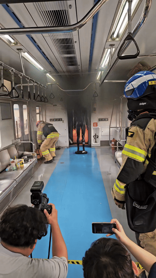 서울교통공사는 4일 오후 경기 고양시 지축차량기지에서 서울소방재난본부와 합동으로 전동차 객실과 실내 설비품 6종에 대한 화재 시연을 진행했다. /영상=정세진 기자