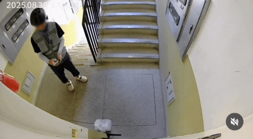 영상은 배달 완료 후 다시 음식을 가져가는 배달 기사의 모습. /영상=보배드림 캡처