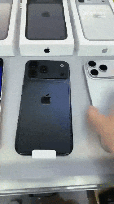 웨이보에 올라온 5초 영상 속 아이폰17 프로맥스 추정 모델. 짧은 클립이지만 후면 디자인이 공개되며 “혁신이냐 가짜냐” 논쟁이 전 세계로 번졌다. 출처=웨이보