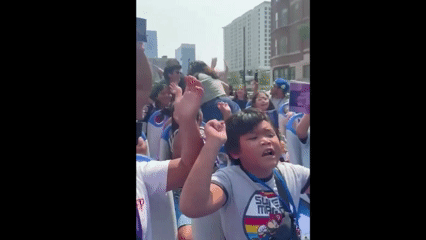 미국 넷플릭스가 깜짝 기획한 'K팝 데몬 헌터스' 노래방 버스'에서 애니메이션 수록곡 '소다 팝'을 부르는 외국 아이들 모습. 이 버스는 지난달 시카고에서 운행됐다. 미국 넷플릭스 제공