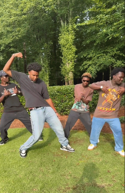 넷플릭스 애니메이션 'K팝 데몬 헌터스' 속 저승사자 아이돌그룹 사자 보이즈의 춤 중 포인트 동작을 따라하고 있는 외국인들. 온라인에선 이 동작을 단체로 따라한 뒤 동영상을 찍는 게 유행이다. 틱톡 등 영상 캡처