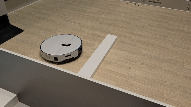 삼성전자의 2025년형 로봇청소기 '비스포크 AI 스팀'은 4.5㎝ 턱도 부드럽게 넘을 수 있도록 설계했다.  'RGB(Red·Green·Blue) 카메라'와 'IR LED 센서'를 탑재해 무색 투명 액체까지 인식할 수 있다. 물을 100℃에서 끓여 만든 고온 스팀으로 물걸레 표면에 있는 세균 99.999%까지 살균하는 성능도 갖췄다./베를린(독일)=최지은 기자