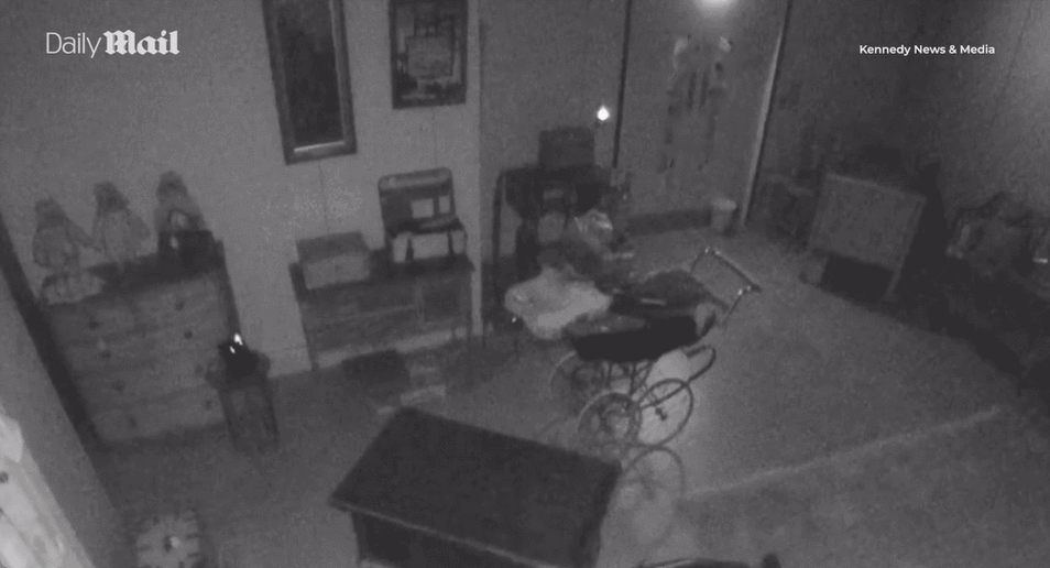 영국 경매장 창고에 있던 1950년대식 유모차가 한밤중 혼자 움직이고 있다. /영상=데일리메일 갈무리