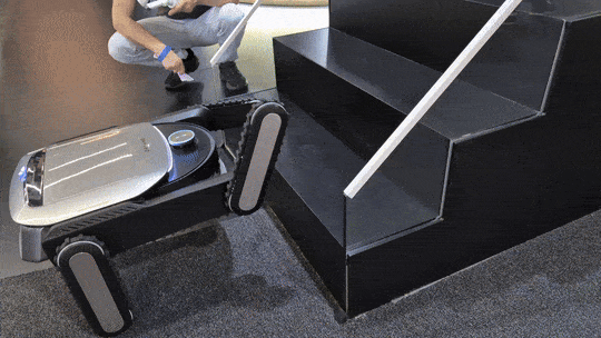 드리미가 독일 베를린에서 열리는 IFA 2025에서 시연한 차세대 로봇청소기 ‘사이버 X’. 베를린=김현일 기자