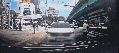 지난 2일 서울 구로구에서 차량을 훔쳐 달아난 20대 남성이 3일 오후 서울 서초구 사당역 사거리에서 검거되는 모습. [서울 방배경찰서 제공]