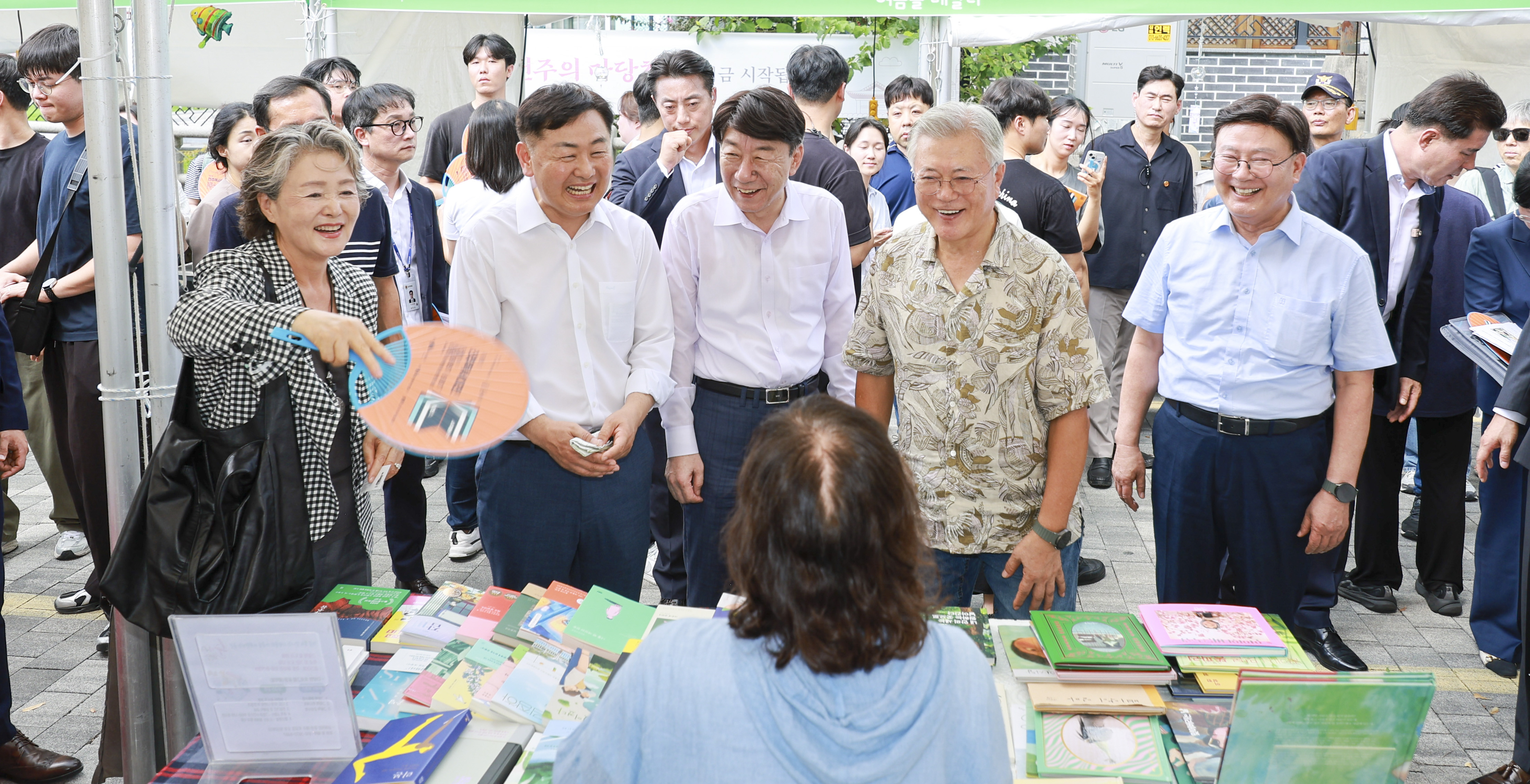 문재인 전 대통령 전주독서대전 방문…
