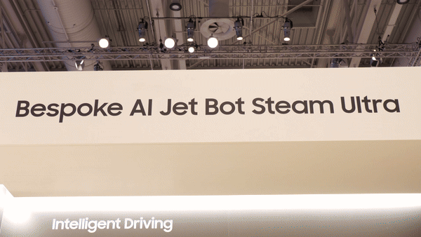 5일(현지시간) 독일 베를린에서 열리는 유럽 최대 전시회 ‘IFA 2025’ 개막 하루 전인 4일 삼성전자 전시장에서 연내 출시 예정인 2025년형 로봇청소기 ‘비스포크 AI 스팀’ 신제품을 공개했다. 제공=삼성전자