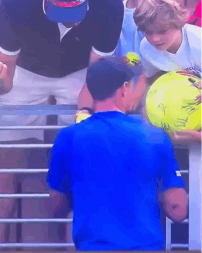 폴란드 테니스 스타 카밀 마흐작이 한 소년에게 건네준 모자를 폴란드 포장공사업체 최고경영자(CEO)인 피오트르 슈체렉이 가로채는 장면. SNS 갈무리