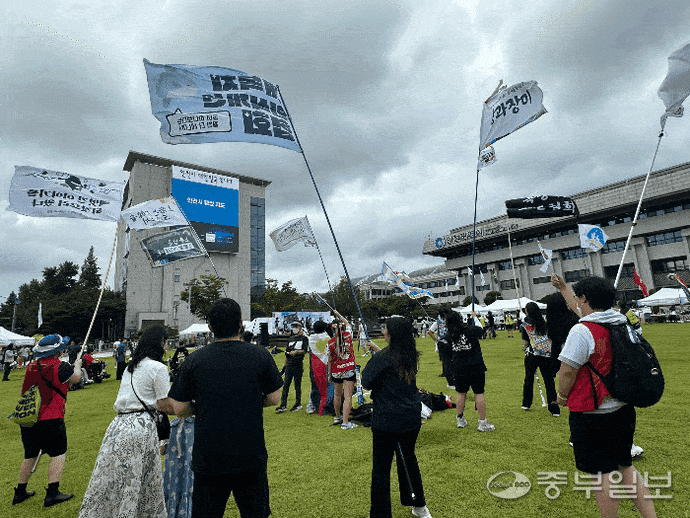 6일 인천시 남동구 애뜰광장에서 열린 제8회 인천퀴어문화축제를 즐기는 참가자들. 사진=노선우 기자