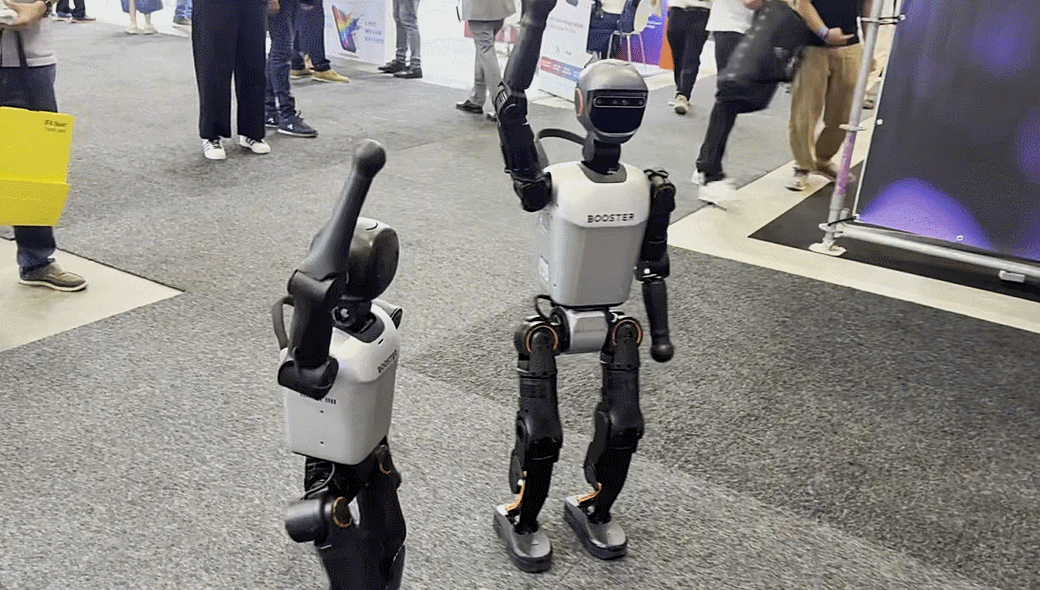5일(현지시간) 독일 베를린에서 개막한 유럽 최대 가전 전시회 ‘IFA 2025’ 전시장에서 중국 부스터로보틱스의 휴머노이드 로봇 K1(왼쪽)과 T1이 관람객들을 향해 손을 흔들고 있다.(영상=공지유 기자)