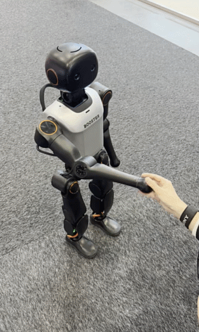 5일(현지시간) 독일 베를린에서 개막한 유럽 최대 가전 전시회 ‘IFA 2025’ 전시장에서 중국 부스터로보틱스의 휴머노이드 로봇 K1이 관람객과 악수하고 있다.(영상=공지유 기자)