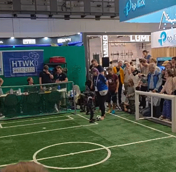 5일(현지시간) 독일 베를린에서 개막한 유럽 최대 가전 전시회 ‘IFA 2025’ 전시장에서 로봇 축구 경기가 열리고 있다.(영상=공지유 기자)