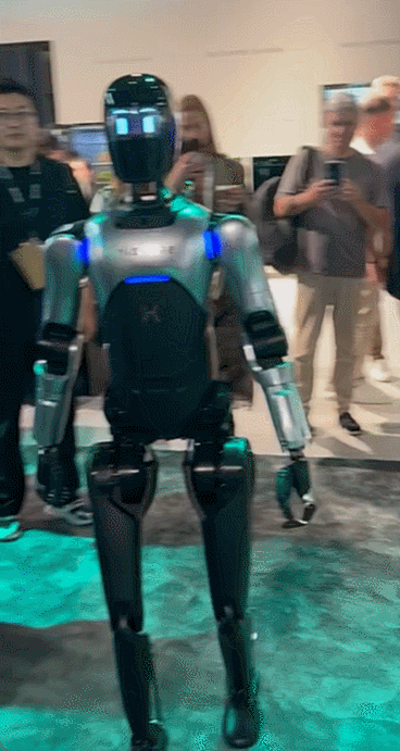 중국 가전 기업 하이센스의 휴머노이드 로봇이 5일(현지시간) 독일 베를린에서 개막한 ‘IFA 2025’ 전시장에서 돌아다니고 있다.(영상=공지유 기자)