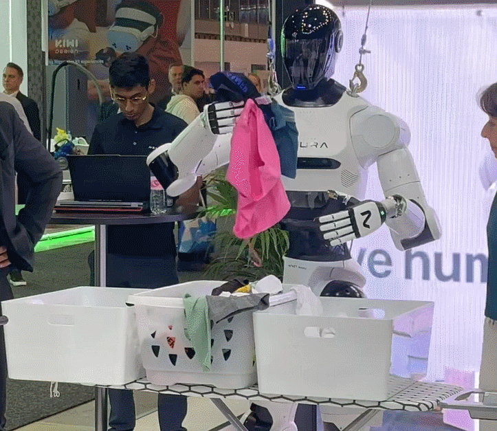 5일(현지시간) 독일 베를린에서 개막한 ‘IFA 2025’에서 독일 기업 뉴라로보틱스의 휴머노이드 포애니원이 빨래를 분류하고 있다.(영상=공지유 기자)