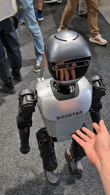 기자가 중국 부스터로보틱스의 아동용 휴머노이드 로봇 'K1'의 균형 유지 성능을 테스트하고 있다.2025.9.5/뉴스1 최동현 기자