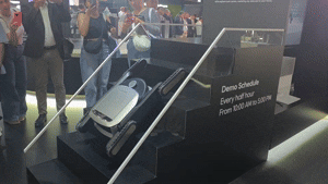 드리미 사이버 X가 계단을 오르고 있다.(영상=전화평 기자)