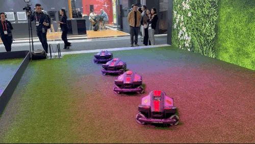 5일(현지시간) 독일 베를린에서 개막한 유럽 최대 가전 박람회 'IFA 2025'에서 로보락은 프리미엄 로봇 잔디 깎이 3종 움직임을 현장에서 시연했다. 사진=임수빈 기자