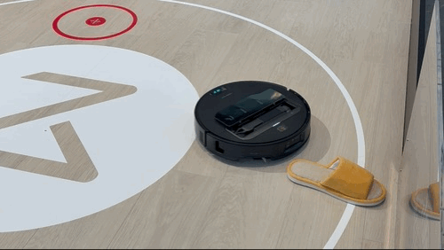 로보락 로봇청소기 '사로스 Z70'이 바닥 위에 슬리퍼를 발견하고 원 밖으로 치우고 있다. 사진=임수빈 기자