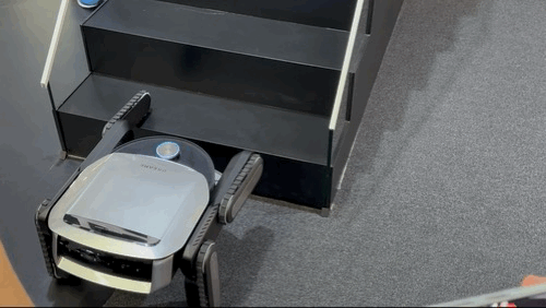 드리미가 공개한 로봇청소기가 가파른 계단을 올라가고 있다. 사진=임수빈 기자