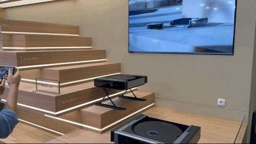 계단 오르는 모바의 신형 청소기 제품 제우스60. 사진=임수빈 기자