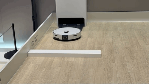 삼성전자 2025년형 로봇청소기 '비스포크 AI 스팀'이 높은 턱을 넘고 있다. 사진=임수빈 기자