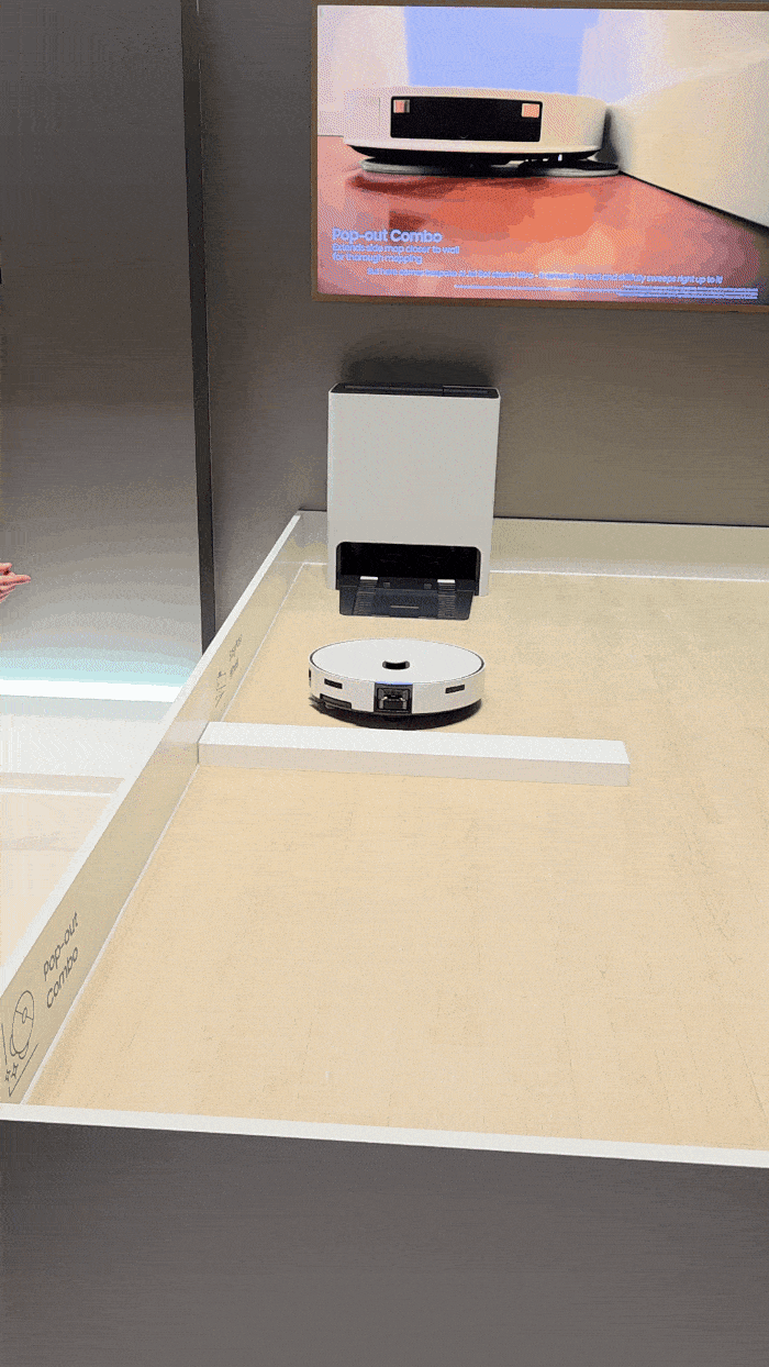 삼성전자 ‘비스포크 AI 스팀’이 4.5㎝의 장애물을 넘는 모습. 송윤경 기자