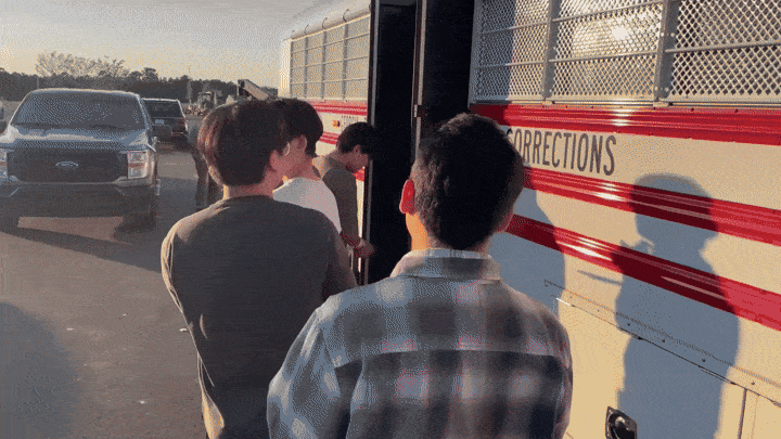 이민세관단속국(ICE)이 6일 공개한 미국 조지아주 현대차그룹-LG에너지솔루션 합작 배터리 공장 건설현장 불법체류 단속 영상. 한국인으로 추정되는 노동자들이 수송차에 줄줄이 타고 있다. 이민세관단속국 홈페이지 갈무리