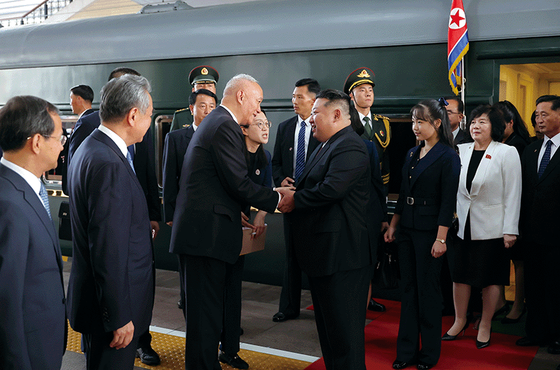 정은 북한 국무위원장이 지난 9월 2일 중국 베이징역에 도착해 전용 열차에서 내리고 있다. 뒤로 딸 주애가 동행했다. 조선중앙통신, 연합뉴스
