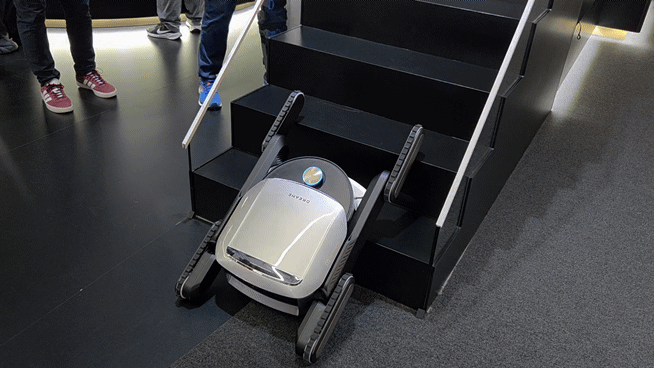 중국 로봇청소기 기업 '드리미'는 계단을 오르는 로봇청소기 '사이버 X'(Cyber X)을 전격 공개했다. 타원형 모양의 바퀴 4개가 팔과 다리처럼 움직이며 마치 기어오르듯 턱을 넘는다./베를린(독일)=최지은 기자