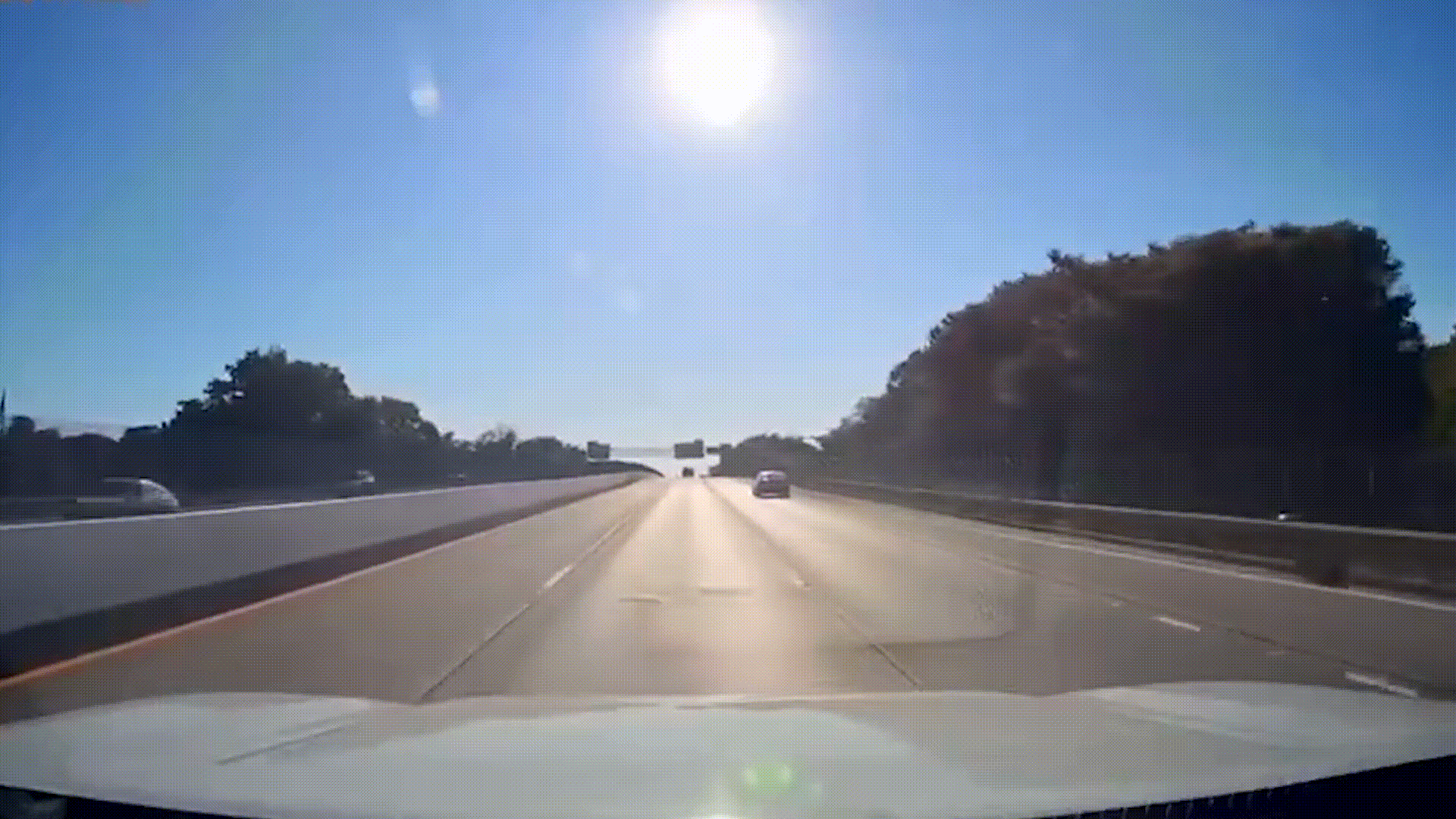 3일(현지시간) 미국 뉴욕에서 70대 남성 운전자가 몰던 차량이 ‘공중 부양’한 채 왕복 6차선 도로를 가로지르는 아찔한 사고가 발생했다. 엑스(X) 캡처