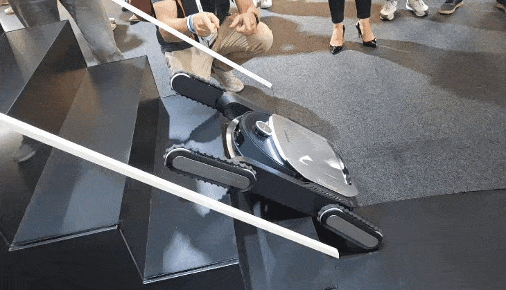 6일 독일 베를린에서 열린 IFA 2025에서 중국의 가전 기업 ‘드리미’의 로봇청소기 ‘사이버X’가 계단을 오르고 있다. 곽소영 기자