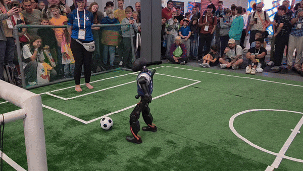 5일(현지시각) 유럽 최대 가전·IT 전시회 'IFA 2025'에서 올해 로봇 축구 대회 챔피언인 '부스터' 로봇이 골을 넣는 모습./최지희 기자