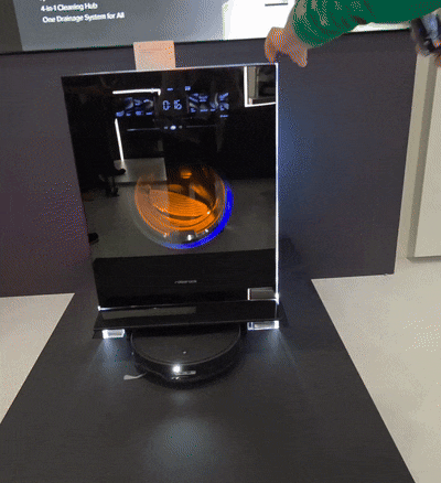 5일(현지시각) 유럽 최대 가전·IT 전시회 'IFA 2025'에서 로보락이 처음 공개한 '4 in 1' 클리닝 콤보. 세탁기·건조기·로봇청소기가 하나의 본체 안에서 급수·배수·전원 등 인프라를 공유하는 방식이다./최지희 기자