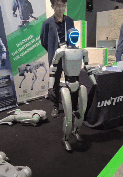 5일(현지시각) 유럽 최대 가전·IT 전시회 'IFA 2025'에서 유니트리 휴머노이드 로봇이 움직이며 손을 흔드는 모습./최지희 기자