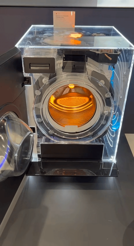 지난 5일(현지시각) 독일 베를린 국제 가전 전시회(IFA)에서 중국 로보락이 공개한 4 in 1 콤보 제품. 기존 세탁건조기에서 나오는 물을 사용하는 로보락 로봇청소기가 가전 아래쪽에 장착되는 방식이다. 박종오 기자