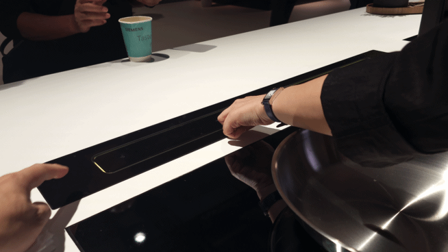 [베를린=뉴시스]독일 가전 브랜드 밀레는 IFA 2025를 통해 '다운드래프트 후드' 신제품을 예고했다. 버튼 조작 만으로 후드를 꺼내서 쓸 수 있게 하는 제품이다. photo@newsis.com *재판매 및 DB 금지